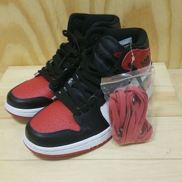 Nike Air Jordan 1 Mid Bred Toe White Fire Red  Wmn's size 7 - Picture 2 of 9
